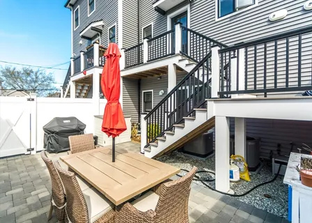 a view of entryway with a