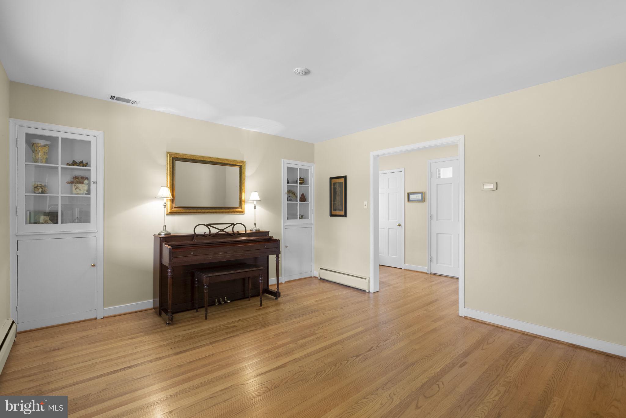 14697 Roxbury Road Glenelg, MD 21737 - Photo 4 of 45 Living Room