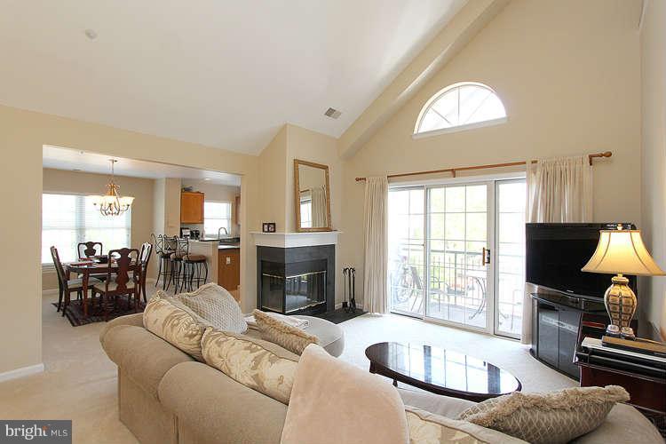 404 Ridgepoint Place, Unit 32 Gaithersburg, MD 20878 - Photo 3 of 30 Living Room