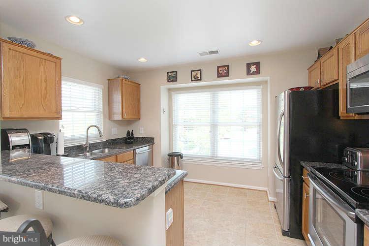 404 Ridgepoint Place, Unit 32 Gaithersburg, MD 20878 - Photo 6 of 30 Kitchen