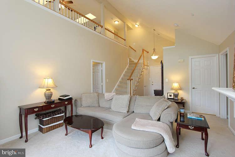 404 Ridgepoint Place, Unit 32 Gaithersburg, MD 20878 - Photo 7 of 30 Living Room