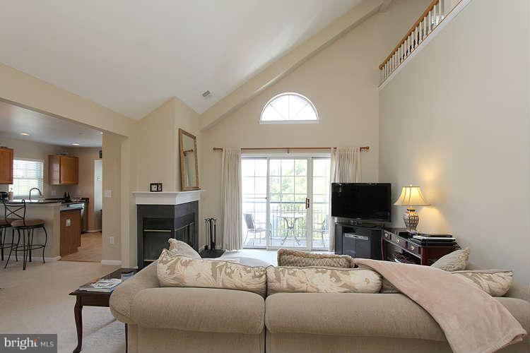 404 Ridgepoint Place, Unit 32 Gaithersburg, MD 20878 - Photo 9 of 30 Living Room