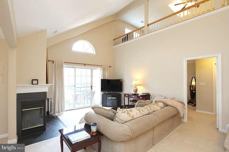 404 Ridgepoint Place, Unit 32 Gaithersburg, MD 20878 - Photo 10 of 30 Living Room