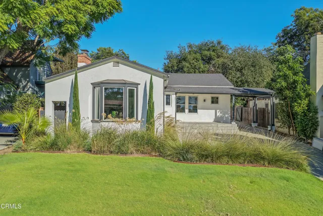 a view of a house with backyard and garden