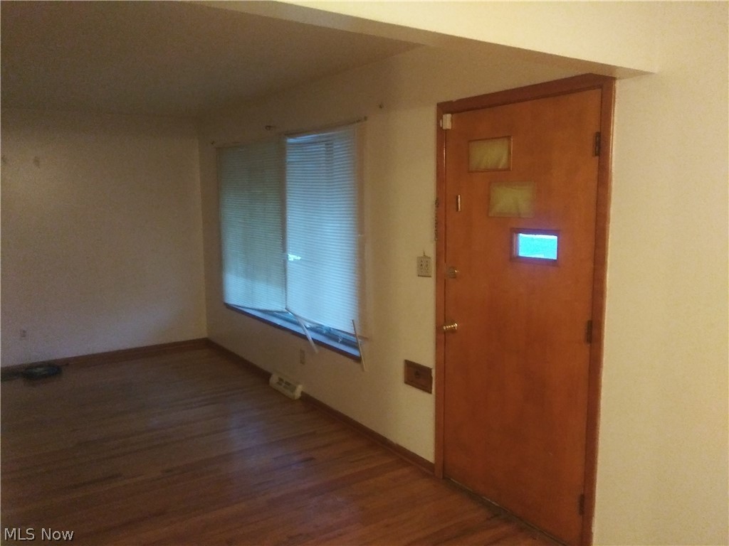 15902 Seville Road Cleveland, OH 44128 - Photo 3 of 24 Gallery Image 3