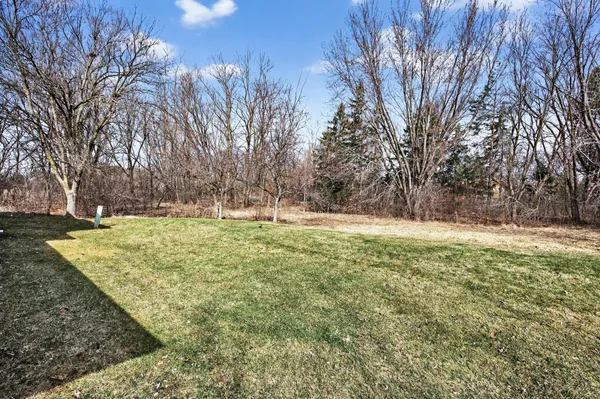 $200,000 | 927 Pondview Court, Vadnais Heights, MN 55127