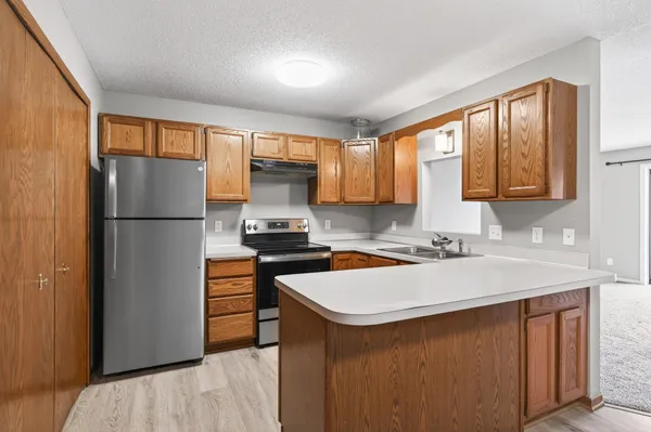 $200,000 | 927 Pondview Court, Vadnais Heights, MN 55127