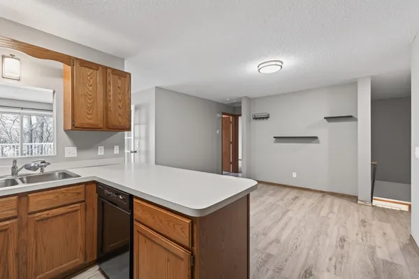 $200,000 | 927 Pondview Court, Vadnais Heights, MN 55127