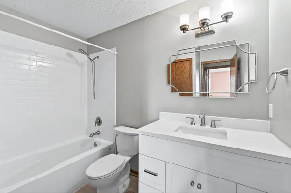 $200,000 | 927 Pondview Court, Vadnais Heights, MN 55127