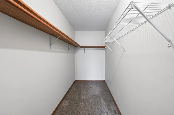 $200,000 | 927 Pondview Court, Vadnais Heights, MN 55127