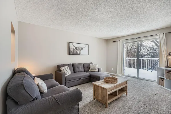 $200,000 | 927 Pondview Court, Vadnais Heights, MN 55127