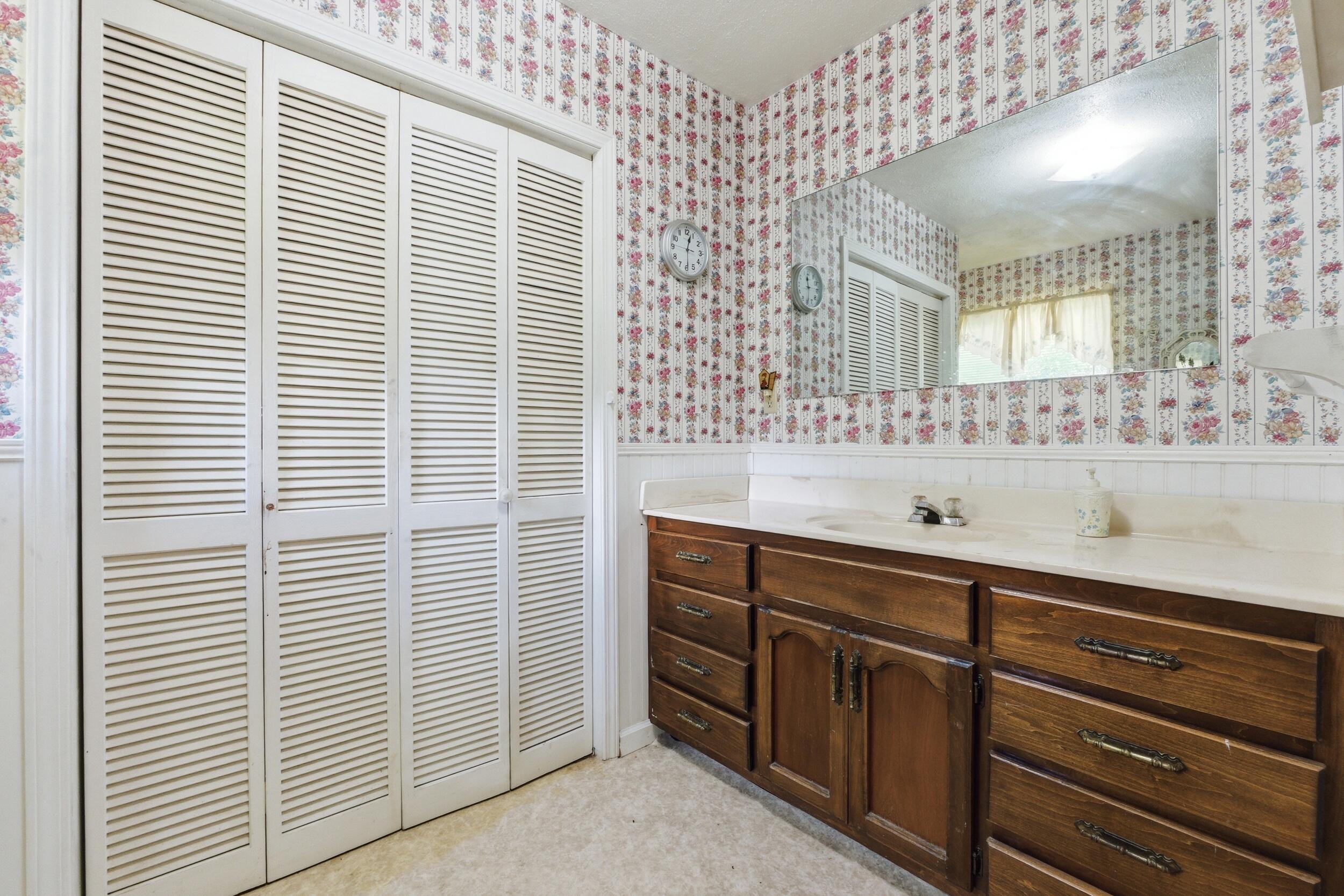 1000 Hill Crest Road Hixson, TN 37343 - Photo 17 of 31 Second Bathroom