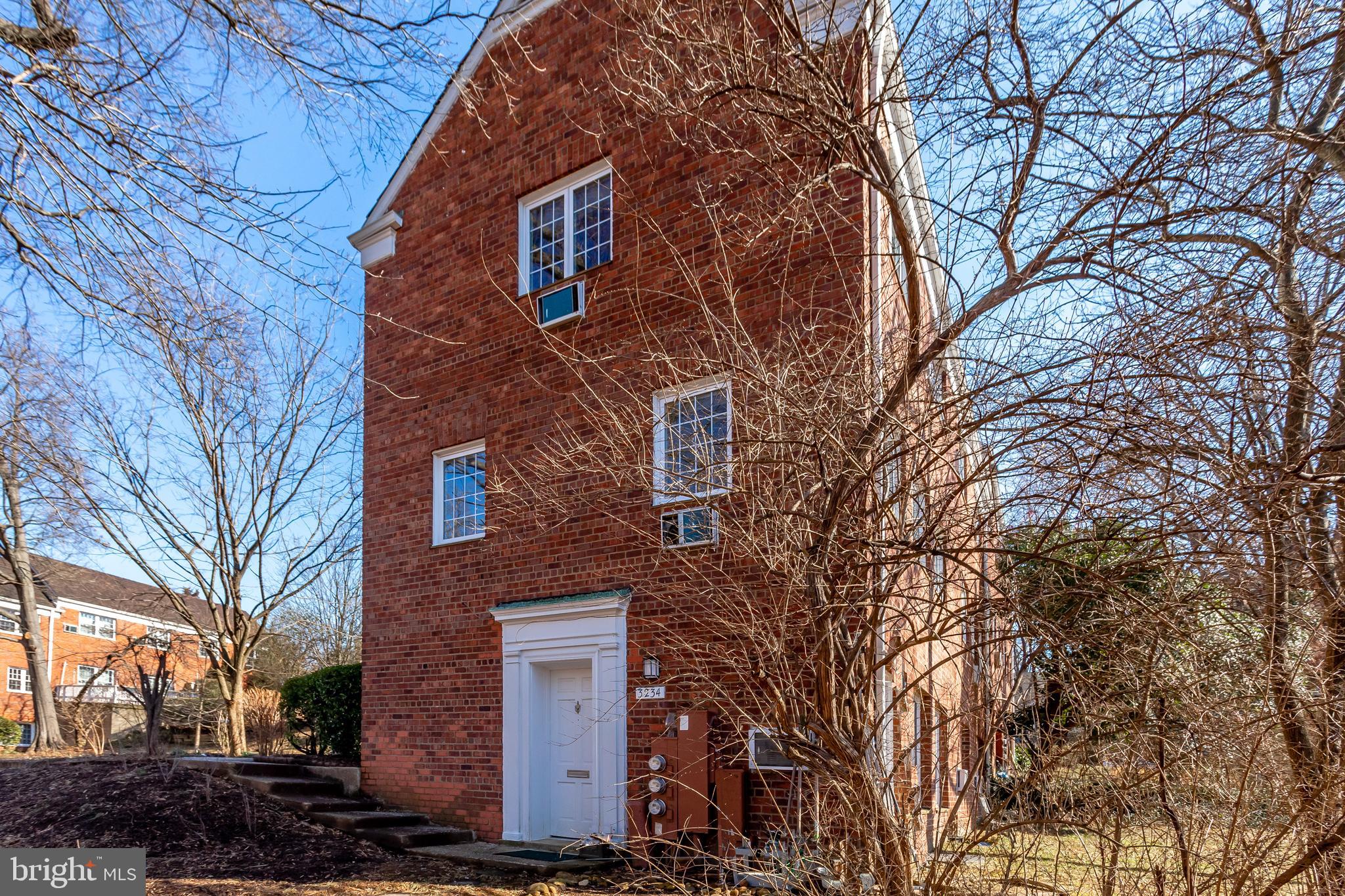 3234 Gunston Road Alexandria, VA 22302 - Photo 2 of 17 Exterior