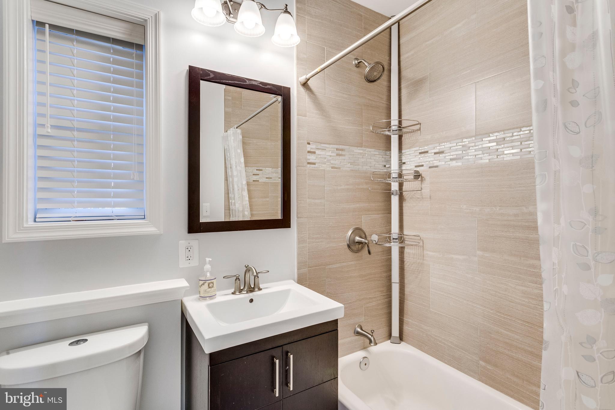 3234 Gunston Road Alexandria, VA 22302 - Photo 13 of 17 Full Bath