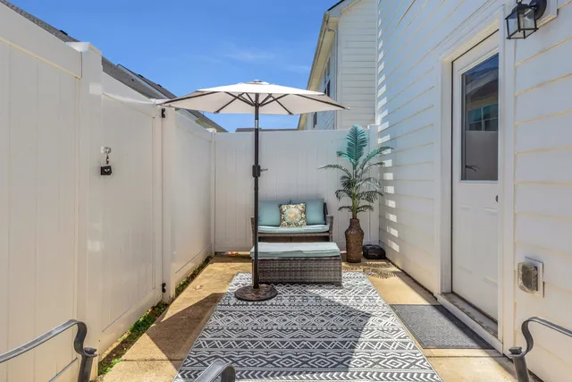 a view of entryway with a potted plant