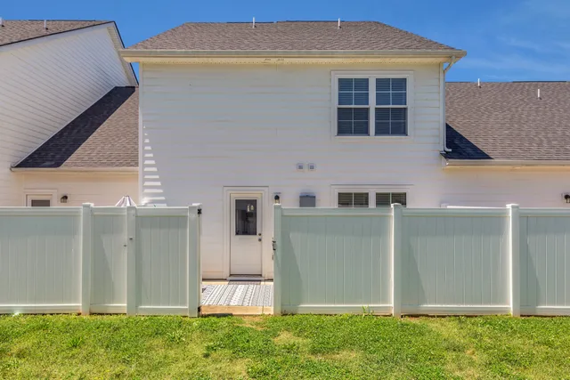 a view of a house with backyard