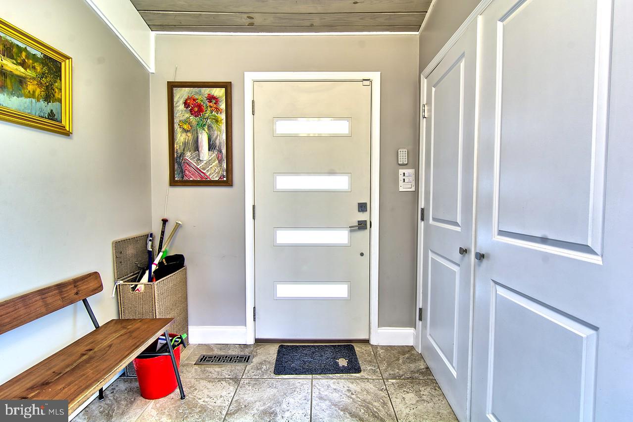 Nice Foyer with Porcelain Floor