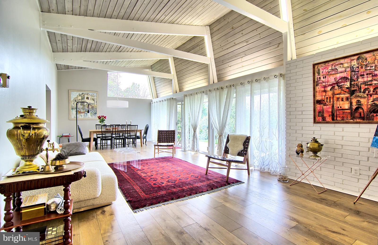 Spacious Living Room w/Engineering Hardwood floors