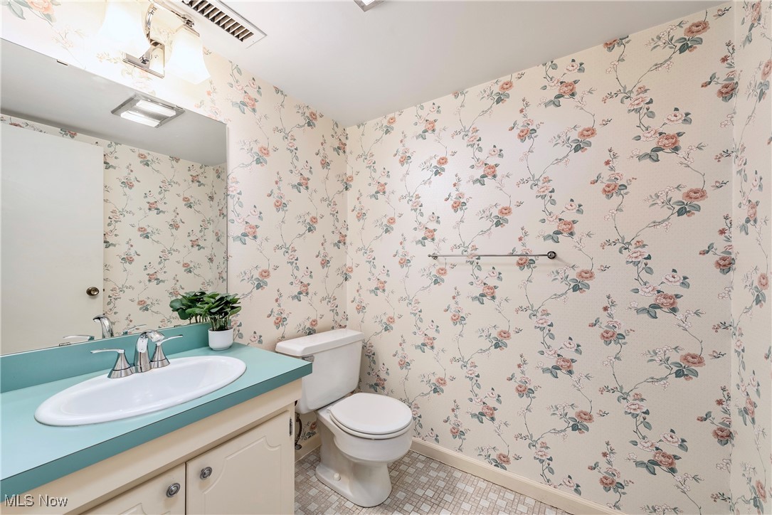 22701 Center Ridge Road, Unit 306 Rocky River, OH 44116 - Photo 22 of 29 2nd bedroom 1/2 bath