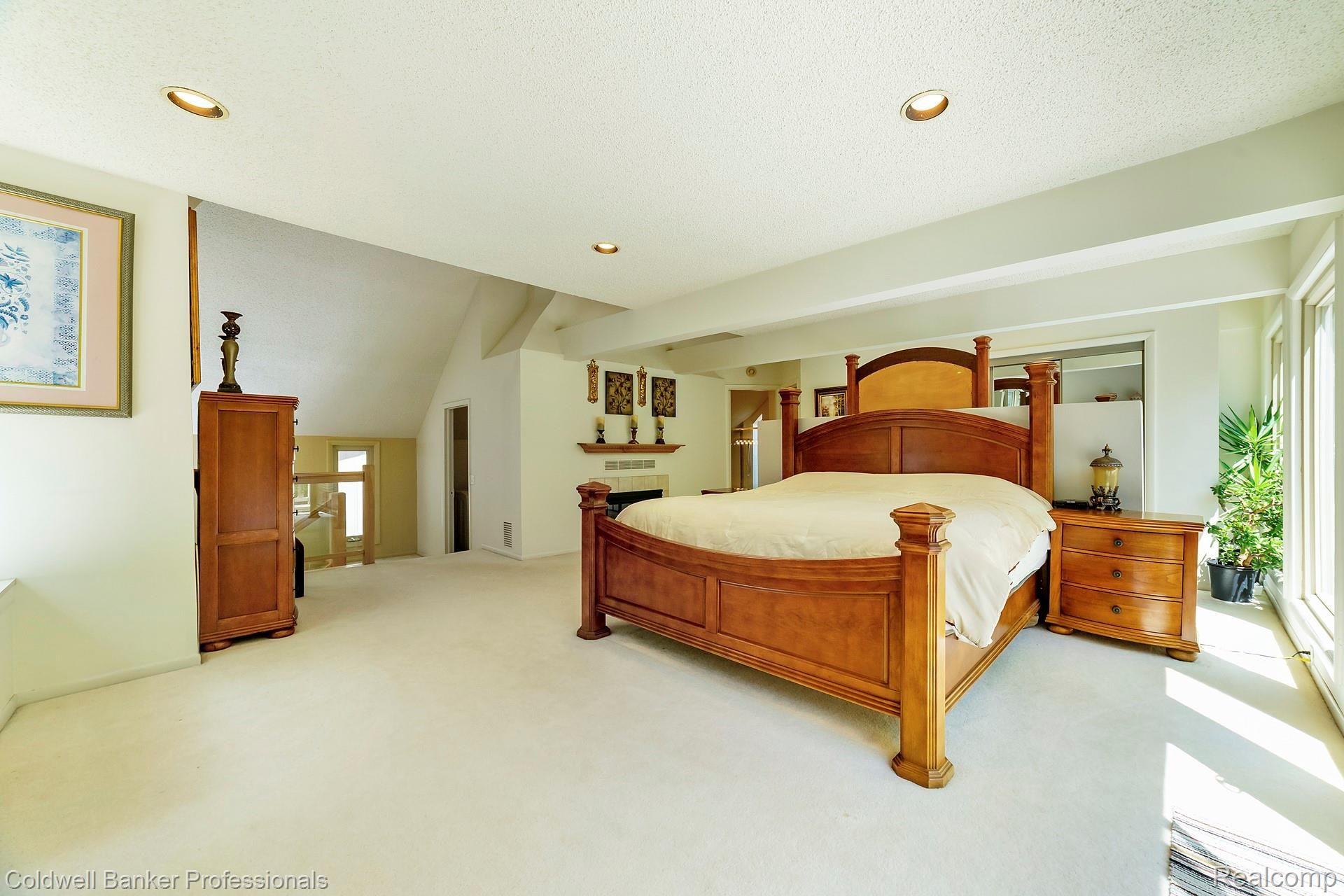 950 East Romeo Road Oakland, MI 48363 - Photo 18 of 36 017-photo-master-bedroom-7142240.jpg