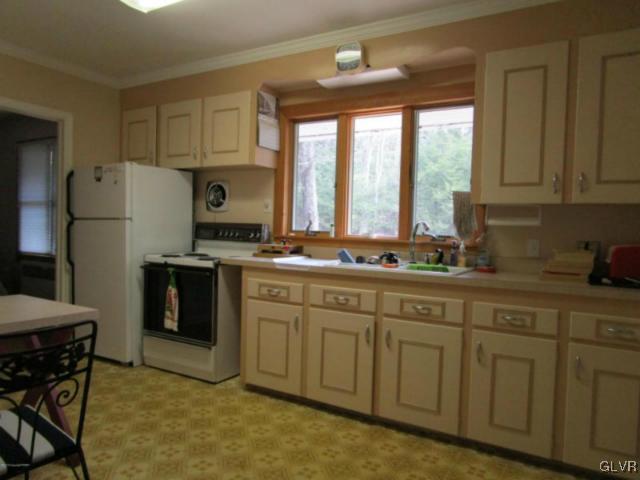 378 Preacher Hill Road Cresco, PA 18326 - Photo 3 of 17 Kitchen