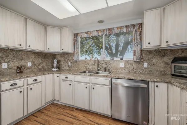 $975,000 | 644 Ontario Heights Road, Ontario, OR 97914