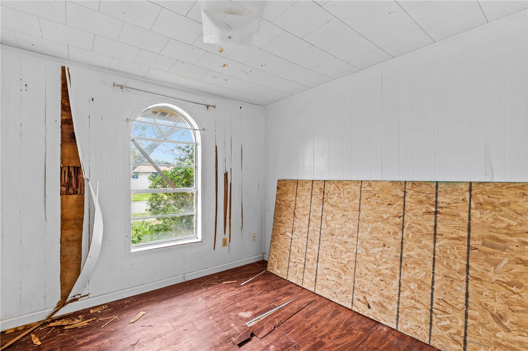 1011 Northcliff Drive Portland, TX 78374 - Photo 11 of 16 a view of entryway with wooden floor