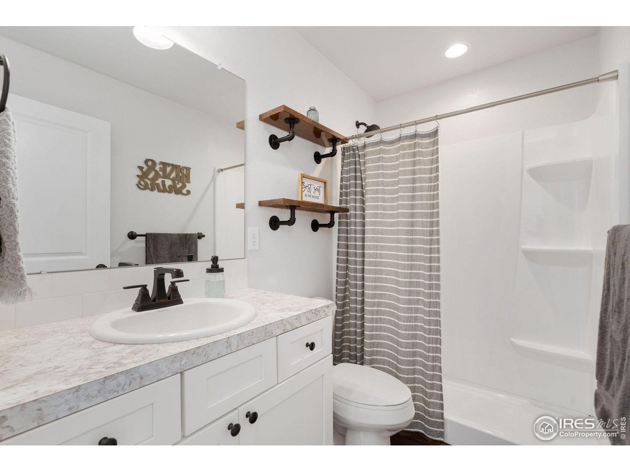 722 Country Rd Trail Berthoud, CO 80513 - Photo 15 of 30 Shared Upper Bath