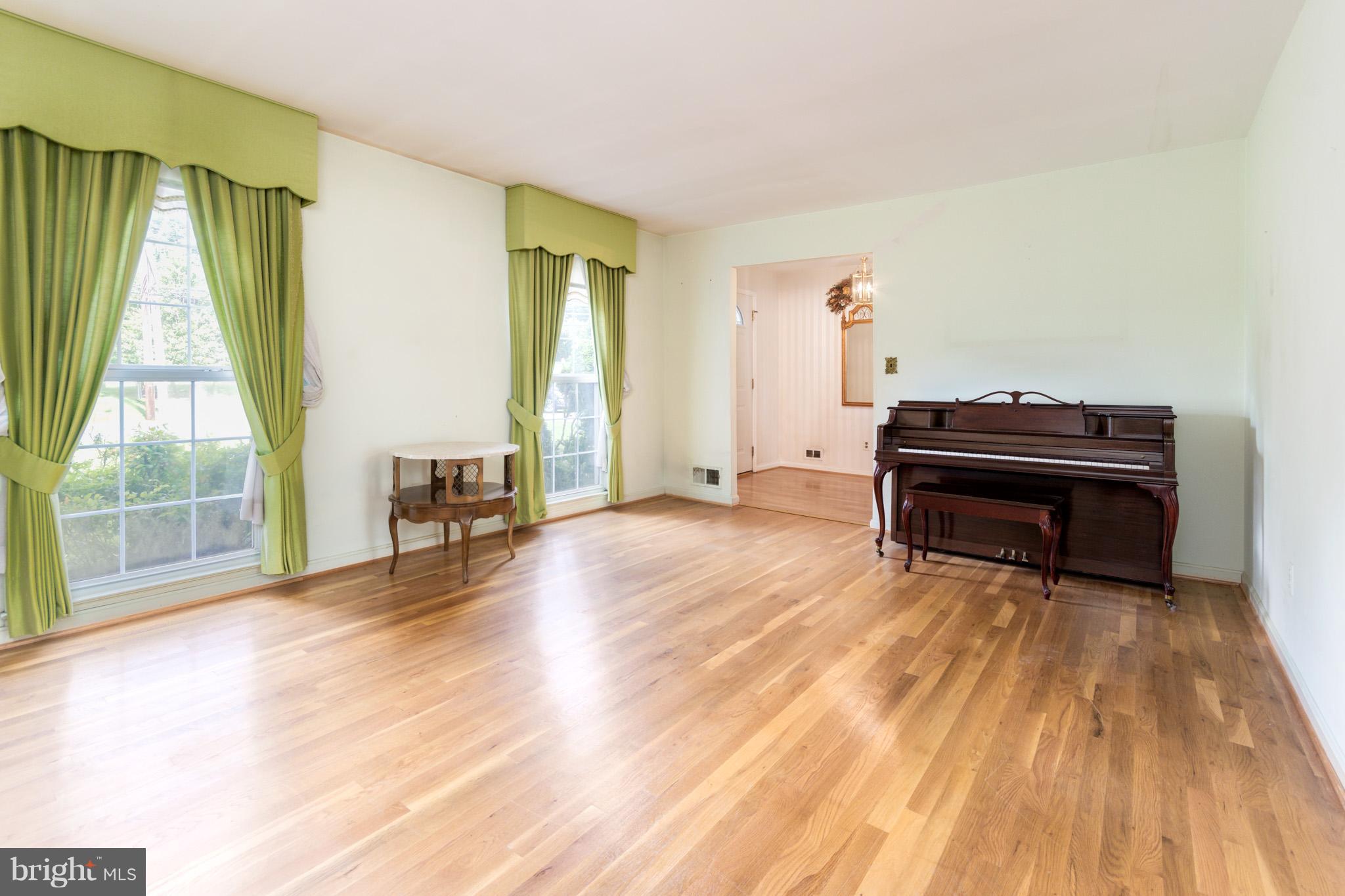 14405 Ansted Road Silver Spring, MD 20905 - Photo 6 of 26 Living Room