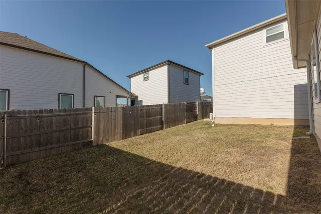 a view of a house with backyard