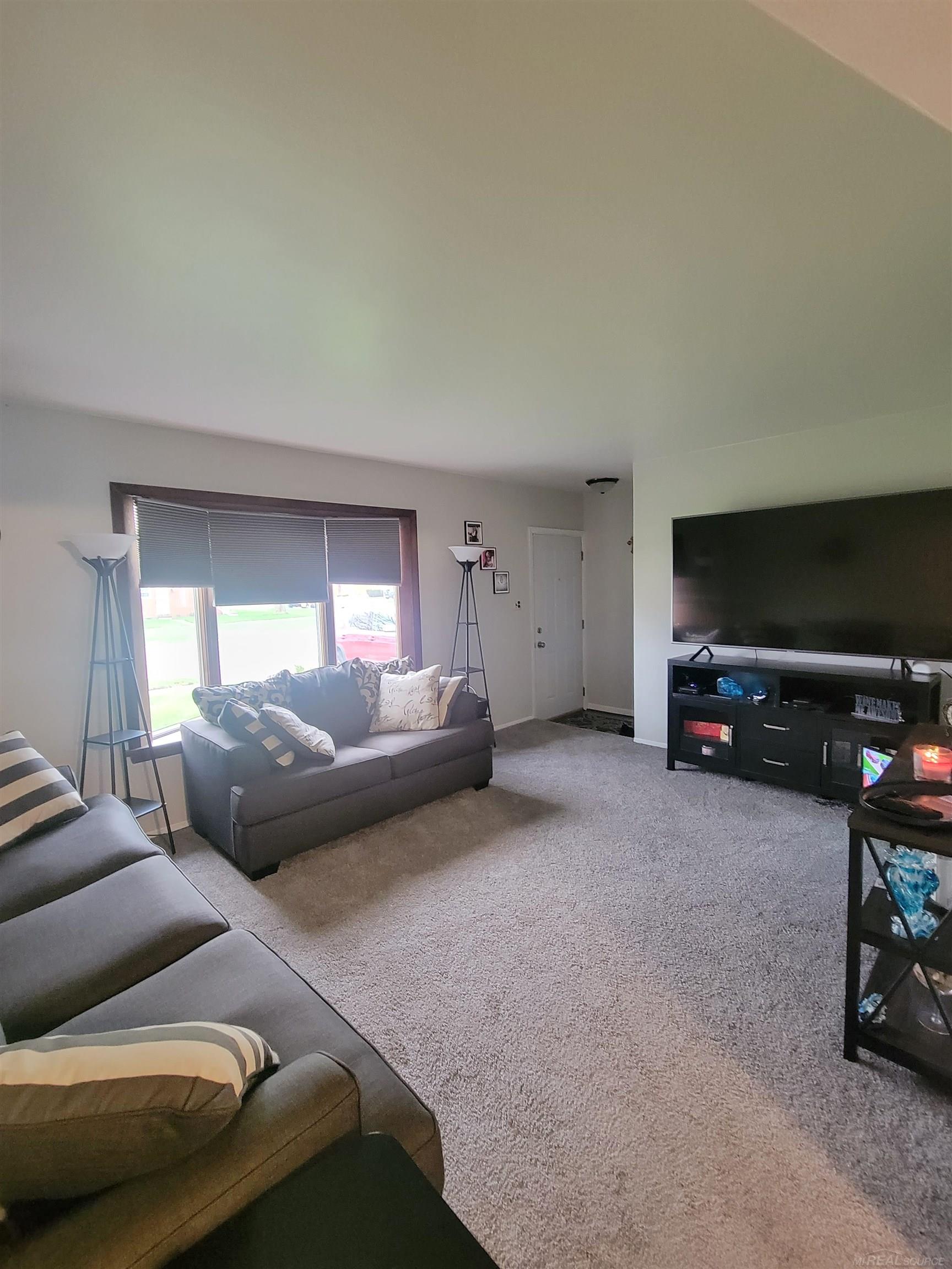 32819 Bunert Road Warren, MI 48088 - Photo 6 of 24 50106563-5.JPG