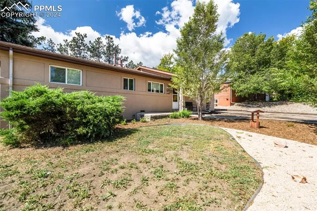 a view of backyard of the house