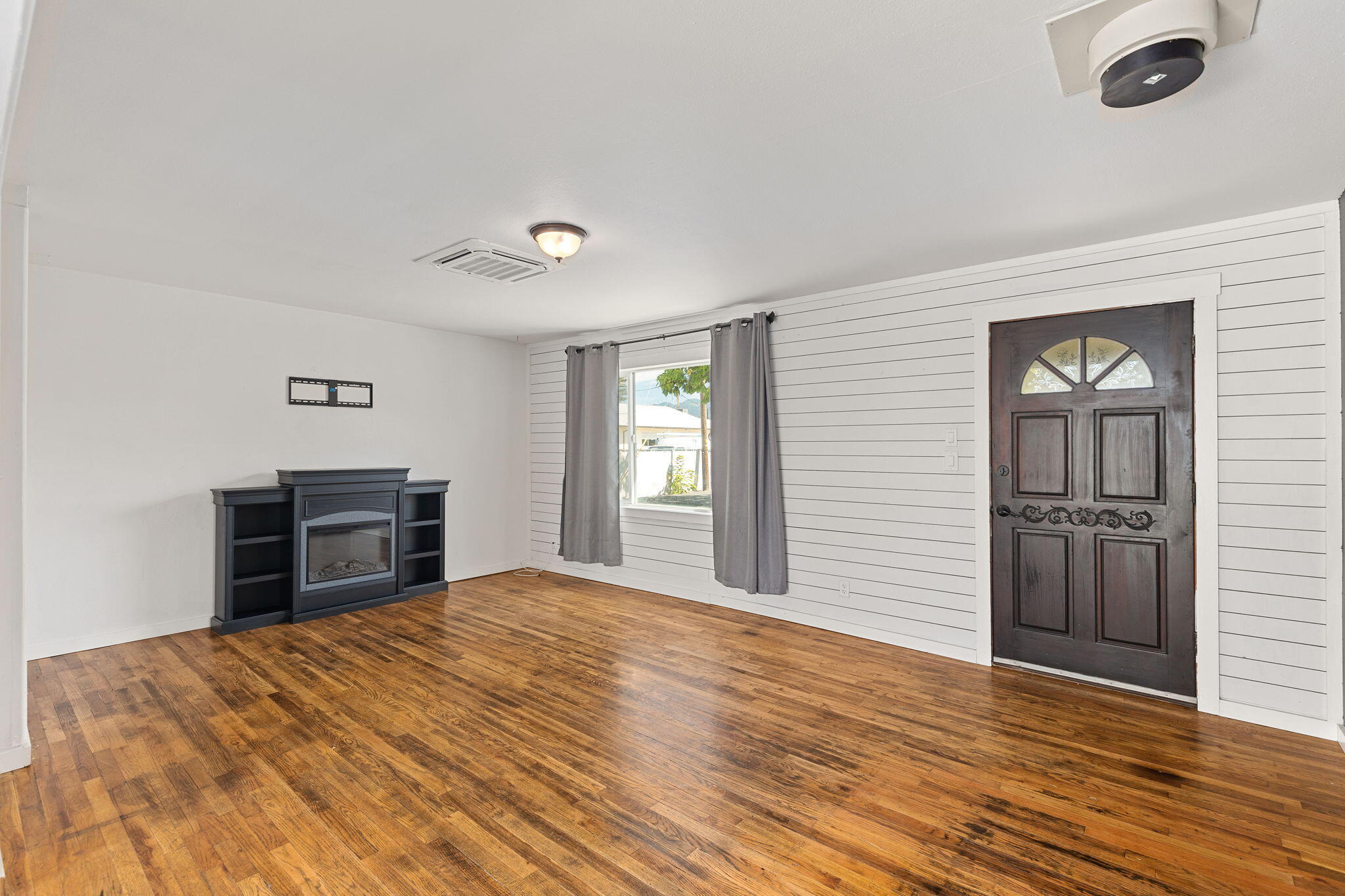 1618 Dowell Road Grants Pass, OR 97527 - Photo 12 of 25 Family Room