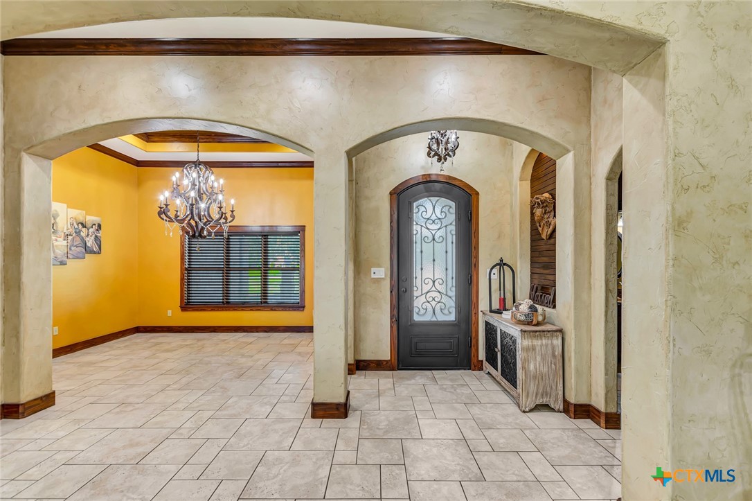 121 Spring Ridge Drive Victoria, TX 77904 - Photo 17 of 48 Entry & Dining