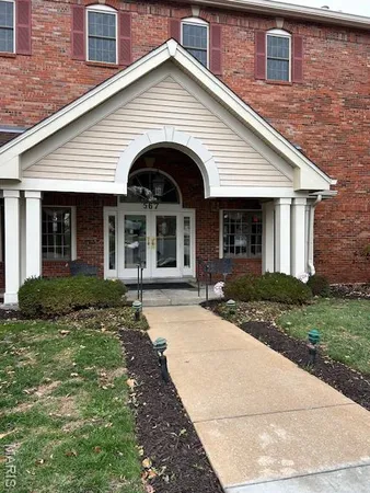 $299,900 | 567 Sarah Lane, Unit 301, Creve Coeur, MO 63141