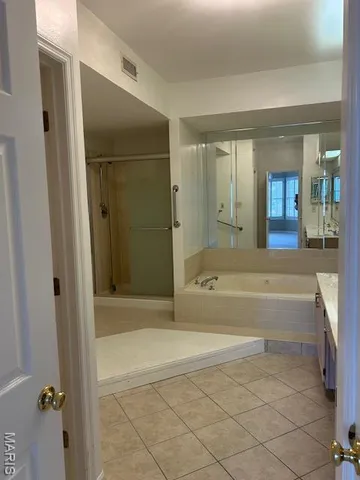 $299,900 | 567 Sarah Lane, Unit 301, Creve Coeur, MO 63141