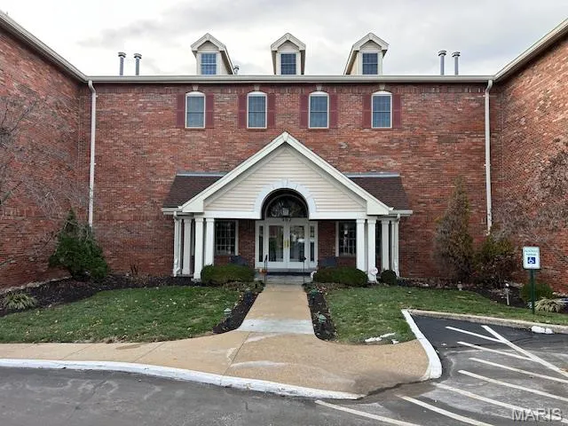 $299,900 | 567 Sarah Lane, Unit 301, Creve Coeur, MO 63141