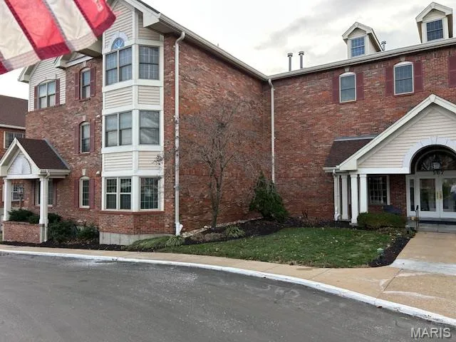 $299,900 | 567 Sarah Lane, Unit 301, Creve Coeur, MO 63141