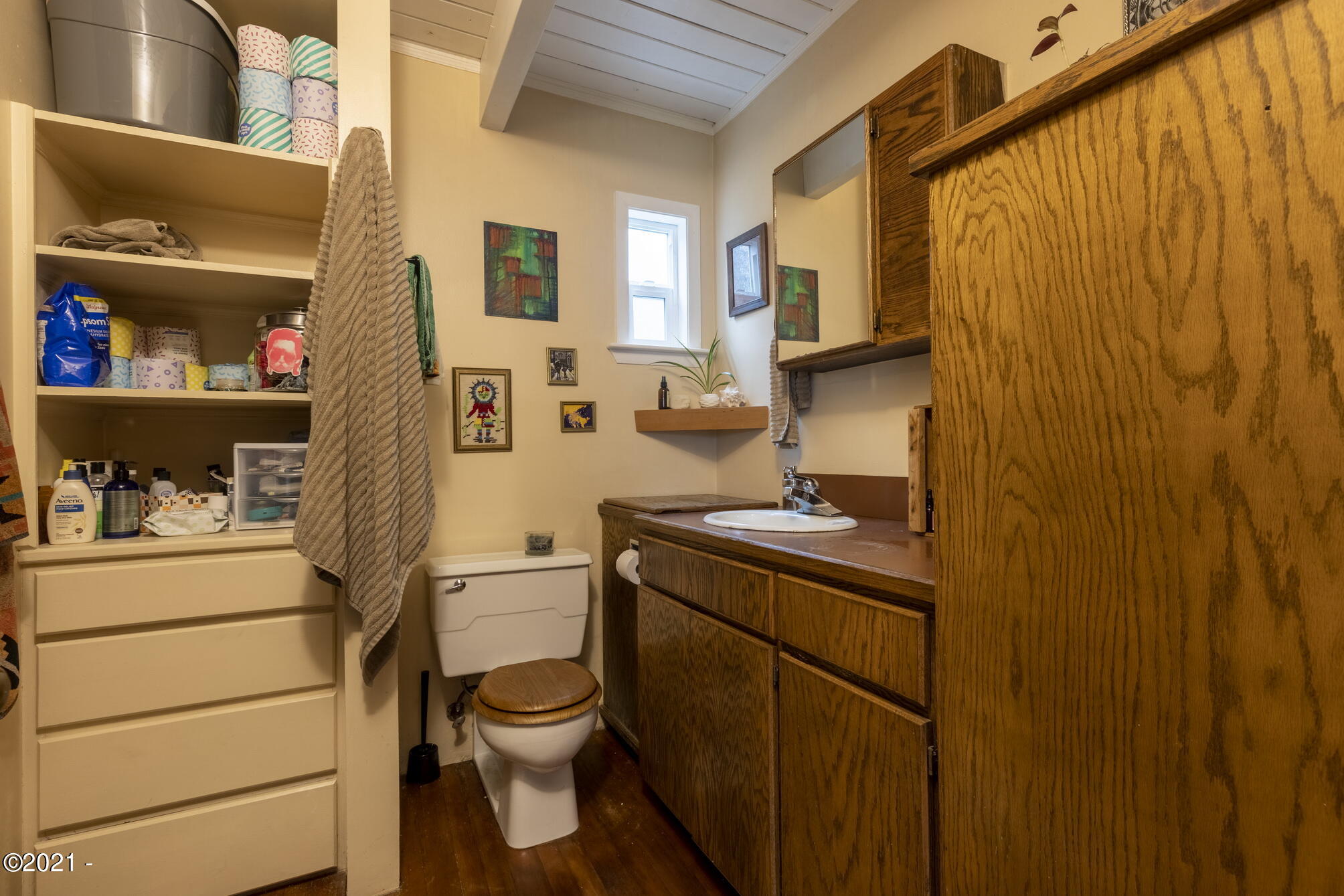 737 Southwest Government Street Newport, OR 97365 - Photo 21 of 28 731 Bath