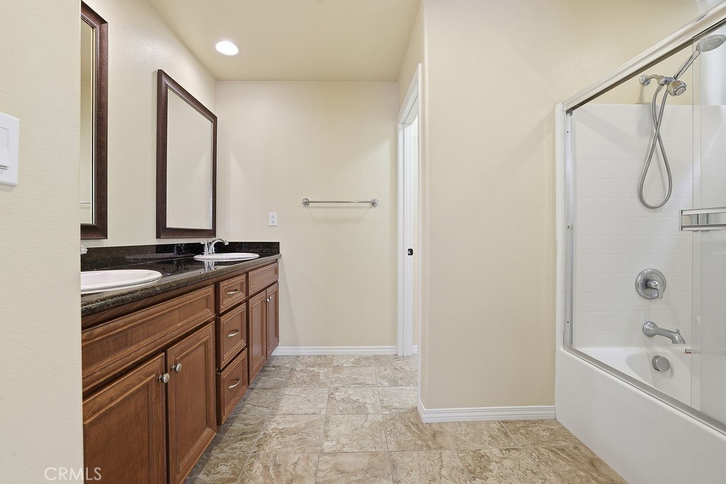 11370 Dream Pacoima, CA 91331 - Photo 24 of 55 Primary Bathroom