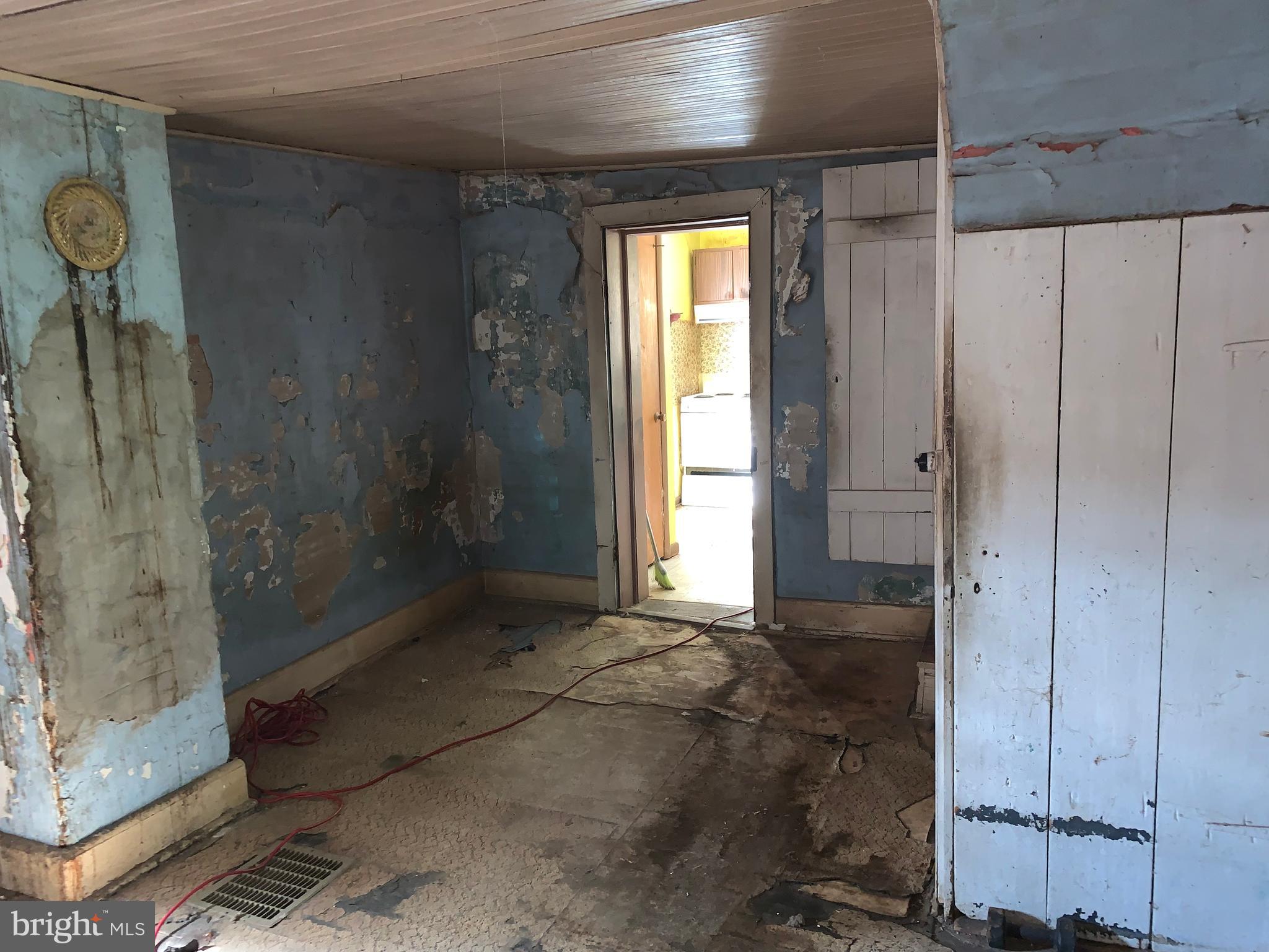 6824 Mountain Church Road Middletown, MD 21769 - Photo 13 of 15 Living room