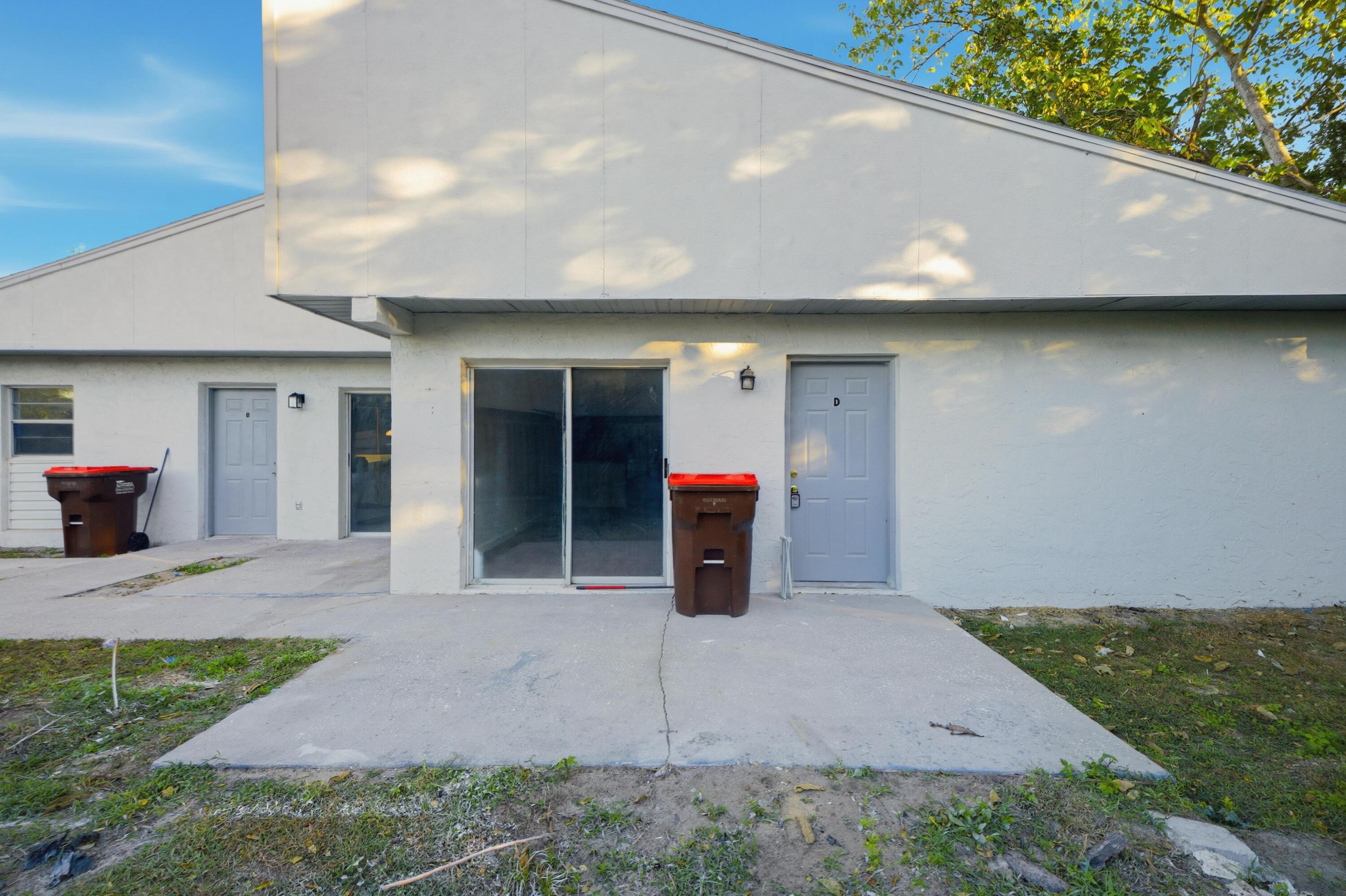 2931 Southeast 52nd Avenue Ocala, FL 34480 - Photo 5 of 52 a view of a porch with seating space