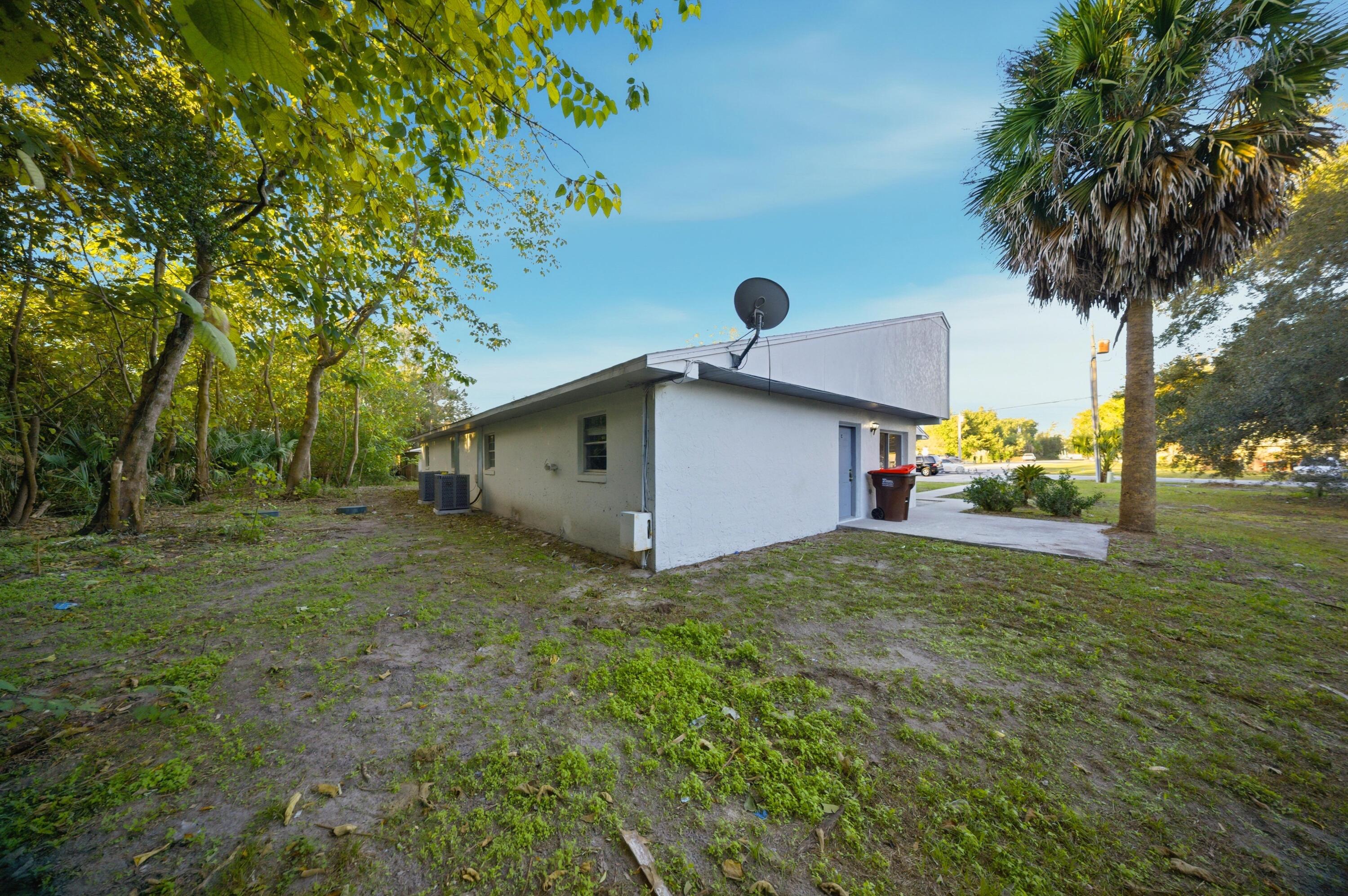 2931 Southeast 52nd Avenue Ocala, FL 34480 - Photo 52 of 52 a backyard of a house with lots of green space