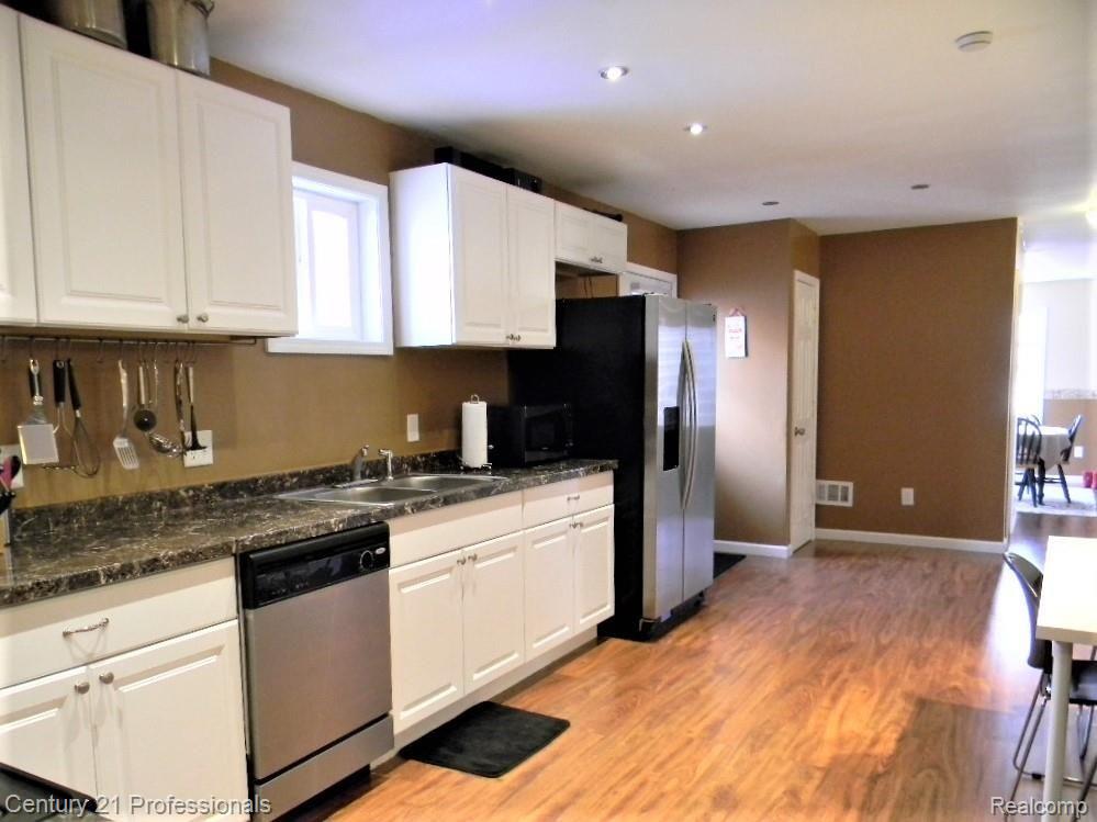 3300 Crooks Road Rochester, MI 48309 - Photo 8 of 19 Ample cabinetry and counter space