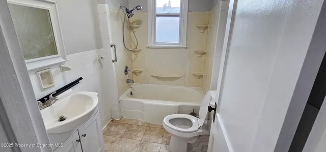 $1,250 | 123 Oak Street, Unit 2, Scranton, PA 18508