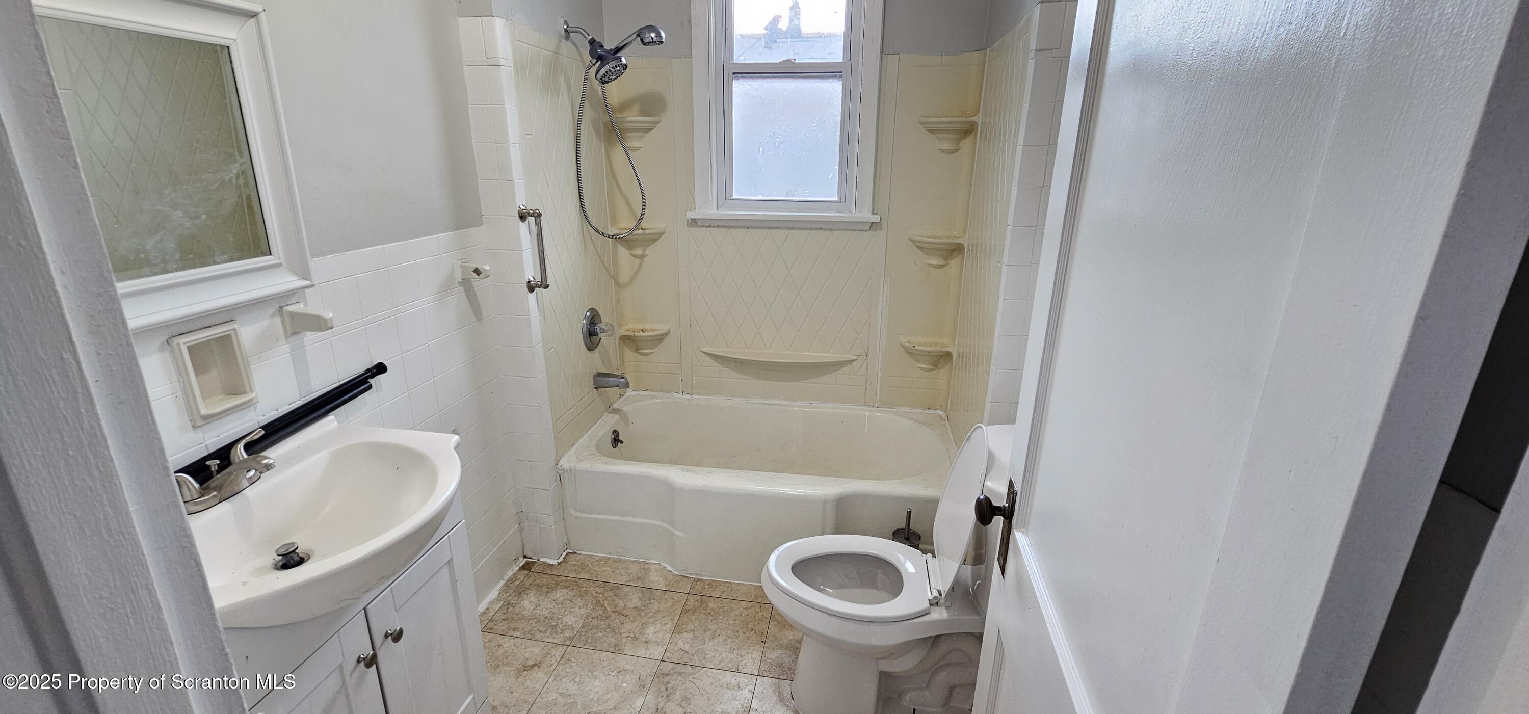 123 Oak Street, Unit 2 Scranton, PA 18508 - Photo 3 of 9 20251022_143516