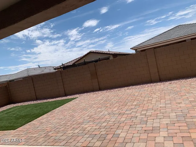 a view of a backyard