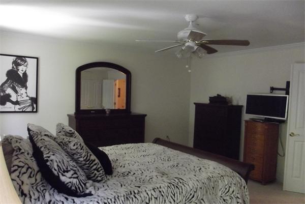 218 Rangeway Road, Unit 283 Billerica, MA 01862 - Photo 15 of 30 a bedroom with a bed and a dresser