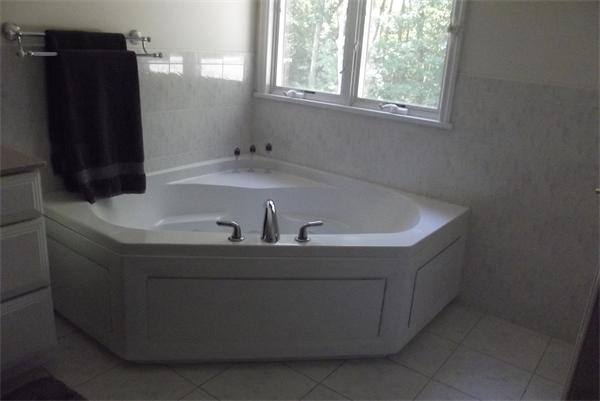 218 Rangeway Road, Unit 283 Billerica, MA 01862 - Photo 20 of 30 a bath tub sitting in a bathroom next to a window
