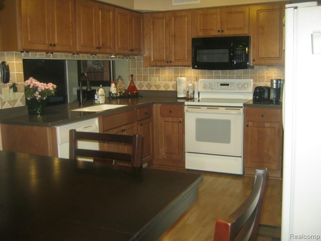 45558 Spagnuolo Road Macomb, MI 48044 - Photo 3 of 14 Pictures 003.jpg